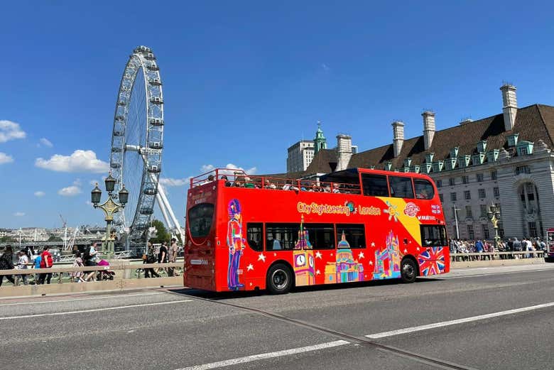 Bus City Sightseeing à côté du London Eye