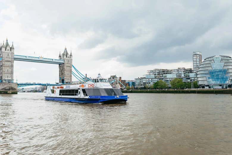 Naviguez près de Tower Bridge