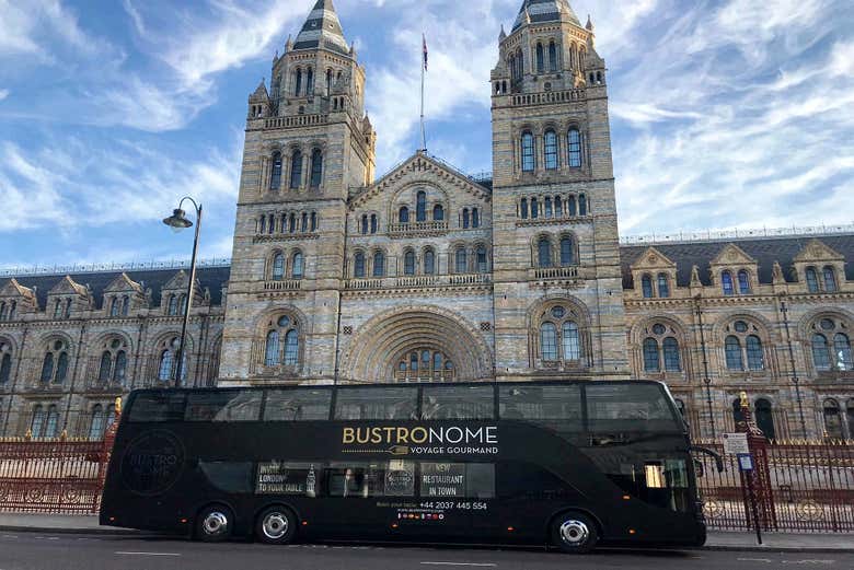 Bus gastronomique devant le Musée d'Histoire Naturelle