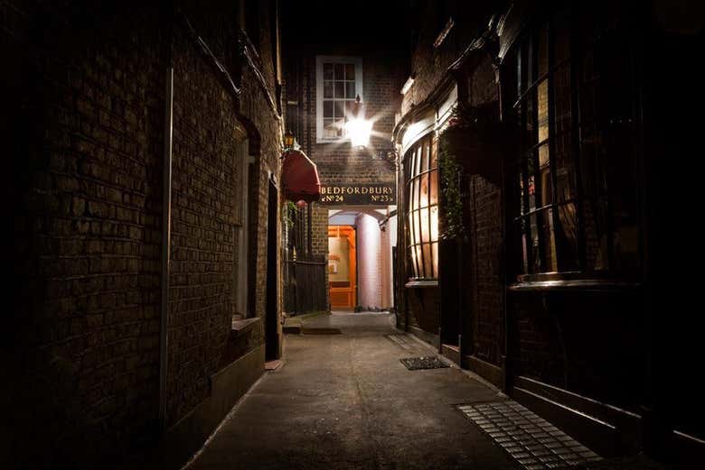 Parcourir les rues sombres de Londres