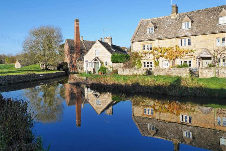 Un vieux moulin et des maisons traditionnelles