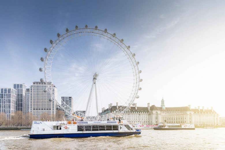 Vues sur le London Eye depuis le bateau